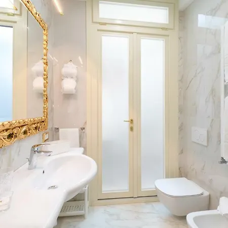 Canal View San Marco Luxury 4*